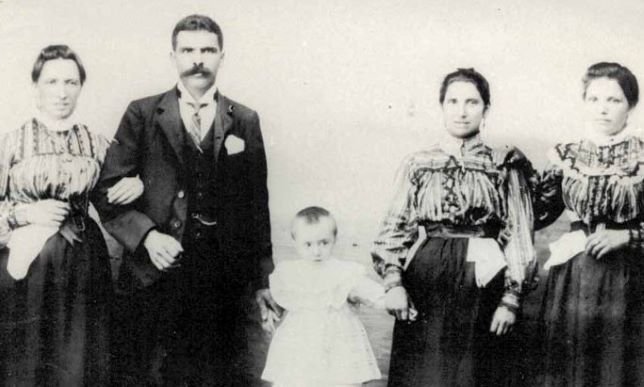 Foto de familia. De esquerda a dereita,
a tía Erundina, o tío Lorenzo, o pequeno
Antonio, a súa nai Teresa e a súa tía
María (foto Zabala, Pontevedra, 1907).