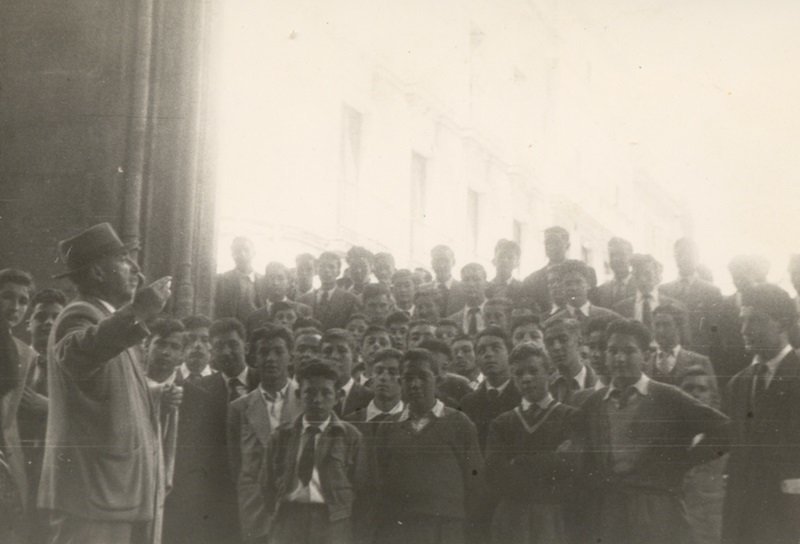 Fraguas dando unha lección aos
alumnos baixo o pórtico da Porta Norte da catedral de Lugo (arquivo MPG-AFF).
