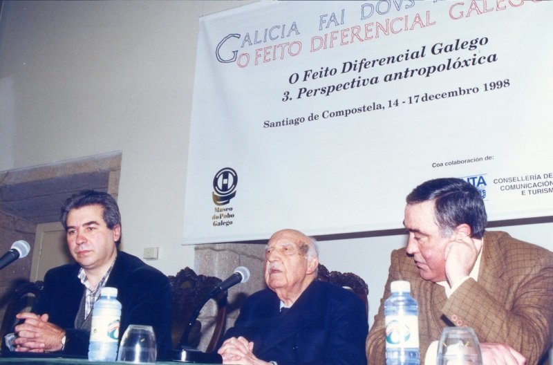 presentación de O Feito Diferencial Galego, en Compostela, 1998. Acompañan Antonio Fraguas Marcial Gondar e Carlos García Martínez (arquivo MPG-AFF).