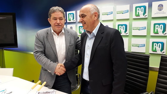 Miguel Lores e Tino Fernández após a sinatura do acordo de goberno.