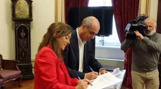 In&eacute;s Rei e Francisco Jorquera na sinatura do acordo