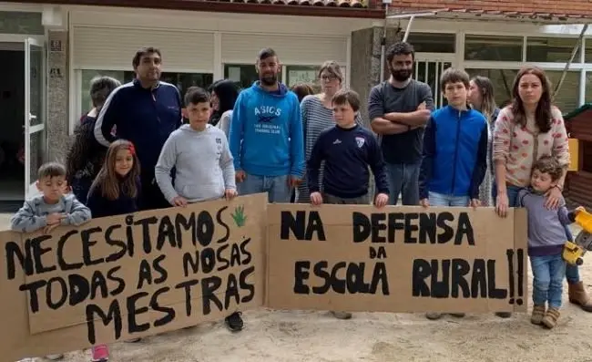 Protesta ante a escola