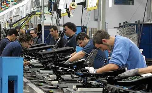 Traballadores nunha cadea de montaxe. (Arquivo)