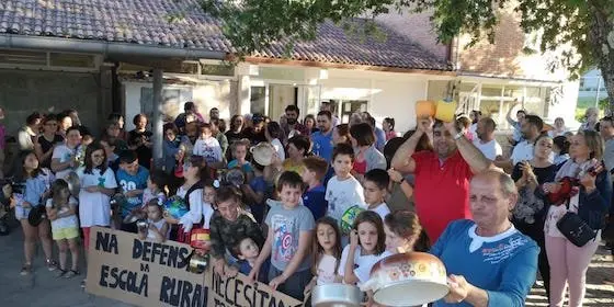 A comunidade educativa da escola unitaria de Verducido denunciou o desmantelamento deste centro de ensino por parte da Xunta
