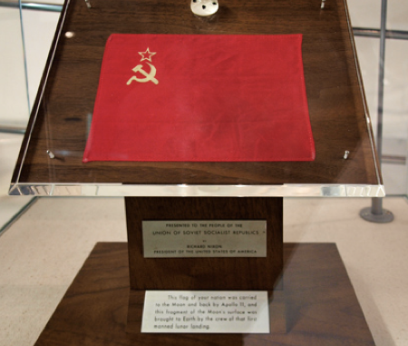 [Imaxe: SG] Bandeira da URSS que chegou á Lúa no Museo Cosmonáutico de Moscova.