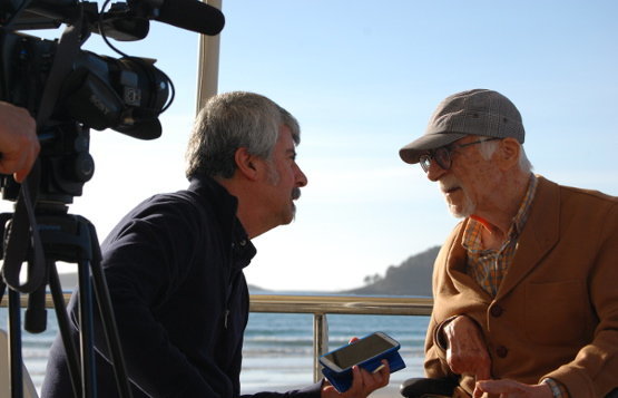Bernardino Graña conversa con Xan Leira nun momento da rodaxe