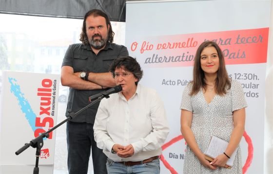 [Imaxe: EU] Rubén Pérez, Pilar Díaz e Eva Solla, en Mugardos.