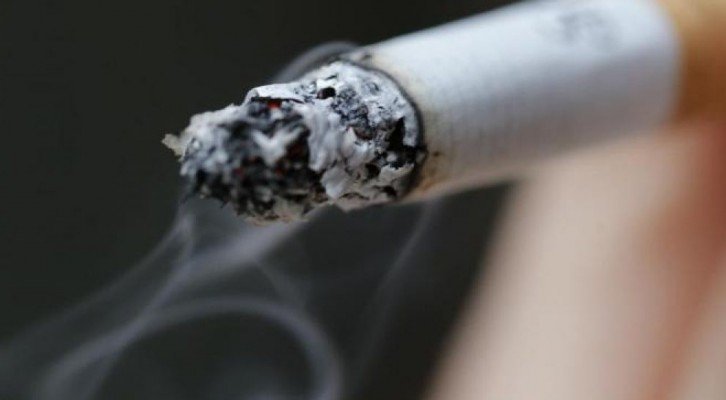 Unha persoa fumando (Foto: Nós Diario).