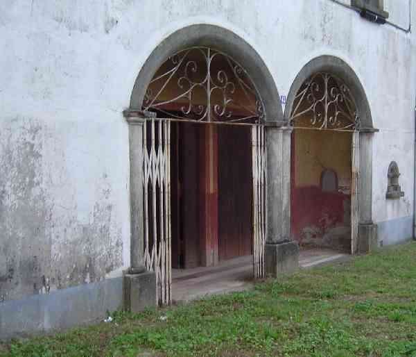 (Entrada do edificio que albergaba o cine de Brión. Imaxe: infobrion.com )