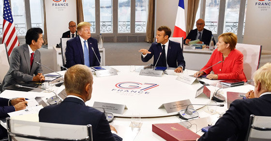 Biarritz (France), 25/08/2019.- Canada's Prime Minister Justin Trudeau, Britain's Prime Minister Boris Johnson, Germany's Chancellor Angela Merkel, European Council President Donald Tusk, France's President Emmanuel Macron, Japan's Prime Minister Shinzo Abe and US President Donald Trump attend a G7 working session on 'International Economy and Trade, and International Security Agenda' during the G7 summit in Biarritz, France, 25 August 2019. The G7 Summit runs from 24 to 26 August in Biarritz. (Francia, Alemania, Japón, Reino Unido) EFE/EPA/JEFF J MITCHELL / POOL