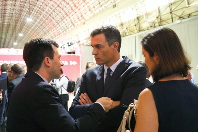 [Imaxe: PSdeG] Gonzalo Caballero, con Pedro Sánchez na presentación en Madrid das 370 medidas para un goberno progresista.