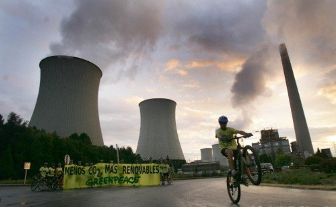 [Imaxe: Greenpeace] Acción contra o cambio climático en As Pontes no 2006.