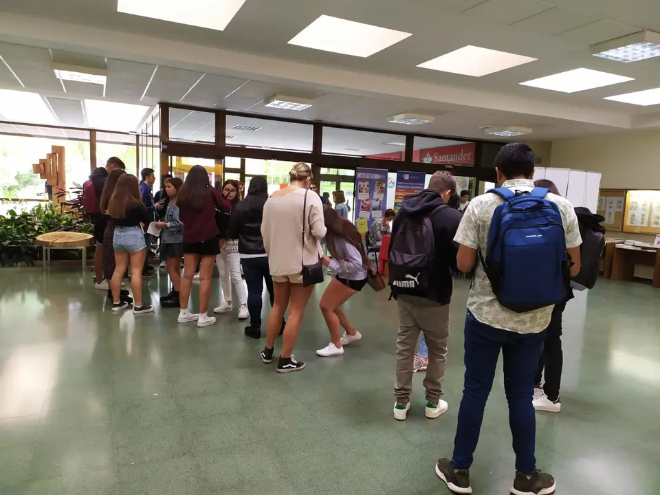 Estudantes facendo cola no Banco Santander para obter a TUI da USC Imaxe de Anega
