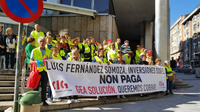 Traballadoras de GEA, na Coruña esta quinta feira.