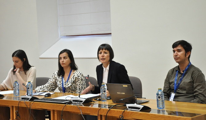 [Imaxe: BNG] Ana Pontón e Olalla Rodil, con persoal investigador este sábado no Parlamento.