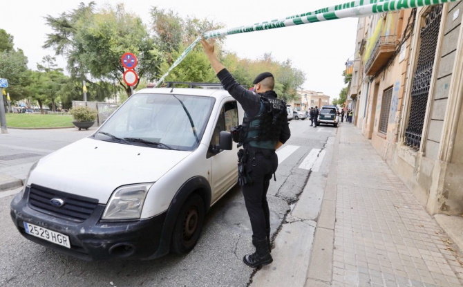 [Imaxe: Nacio Digital] Operativo policial esta segunda feira en Barcelona.