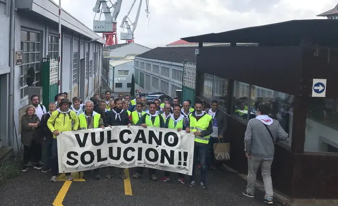 Sa&iacute;da da marcha de Vulcano, en Vigo.