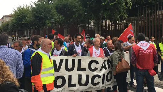 Traballadoras e traballadores de Factor&iacute;as Vulcano ante o Parlamento de Galiza
