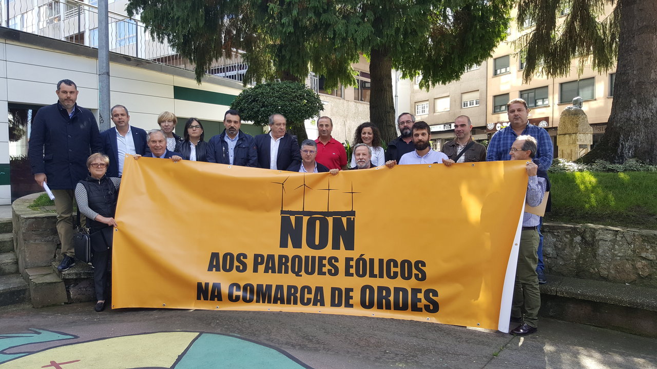 Alcaldes da comarca de Ordes posan coa pancarta contra eolicos