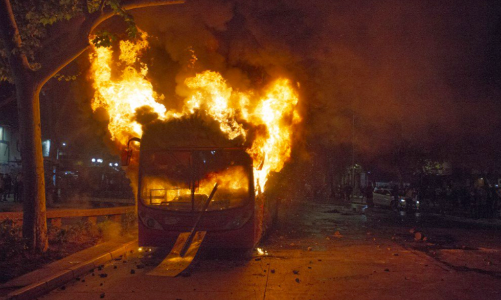 Bus urbano ardendo en Santiago de Chile. [Imaxe: @NTN24ve]