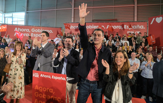 El presidente del Gobierno en funciones, Pedro Sánchez, saluda en un acto de campaña en A Coruña (Galicia/España), a 27 de octubre de 2019.

27 de octubre, Política, A Coruña, Galicia, Pedro Sánchez, PSOE


10/27/2019