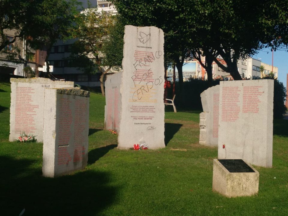 [Foto: @CorunhaAntifa] Pintadas no monumento ás vítimas pola represión franquista da Coruña