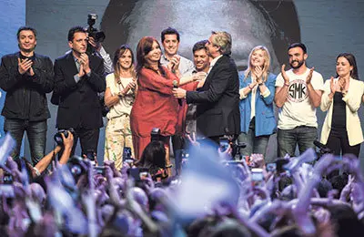 Cristina Fern&aacute;ndez e Alberto Fern&aacute;ndez celebrando a vitoria electoral. Foto: Europa Press.