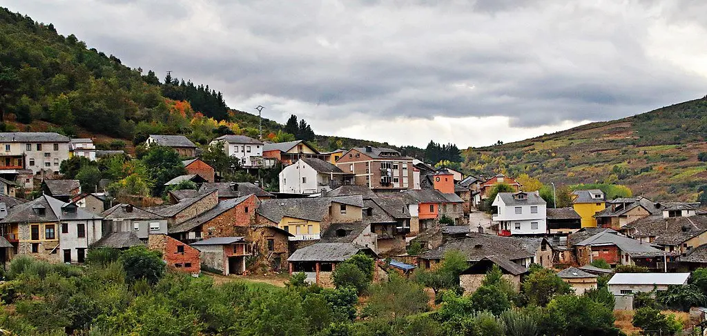 Vista panor&aacute;mica de Santalla do Bierzo (Imaxe: Wikipedia).