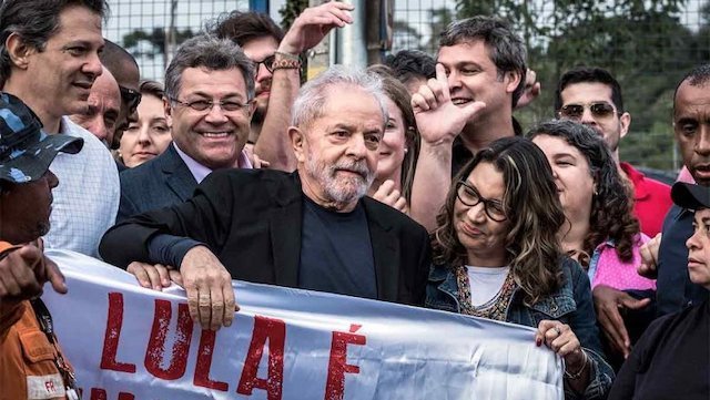 Lula volta libre ao lugar onde se despediu do pobo