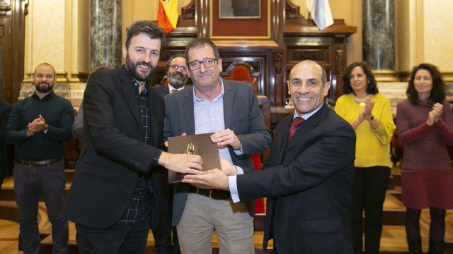 Pablo López (esquerda) e Eduardo Rolland (centro) reciben o premio Prismas (GCiencia)