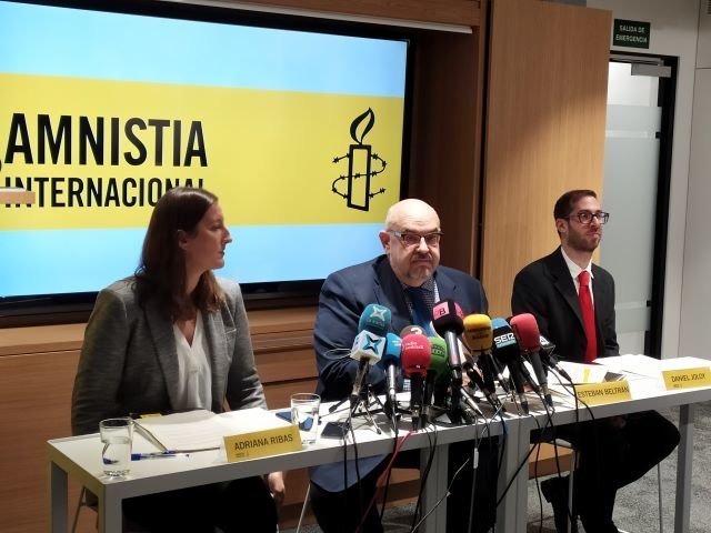 Amnistía Internacional . Adela Ribas, Esteban Beltran e Daniel Joloy (EP)