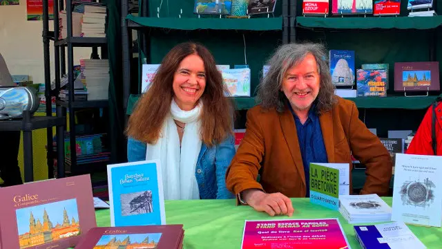 Mar&iacute;a Lopo e Claudio Rodr&iacute;guez Fer asinando libros no Festival de Lorient