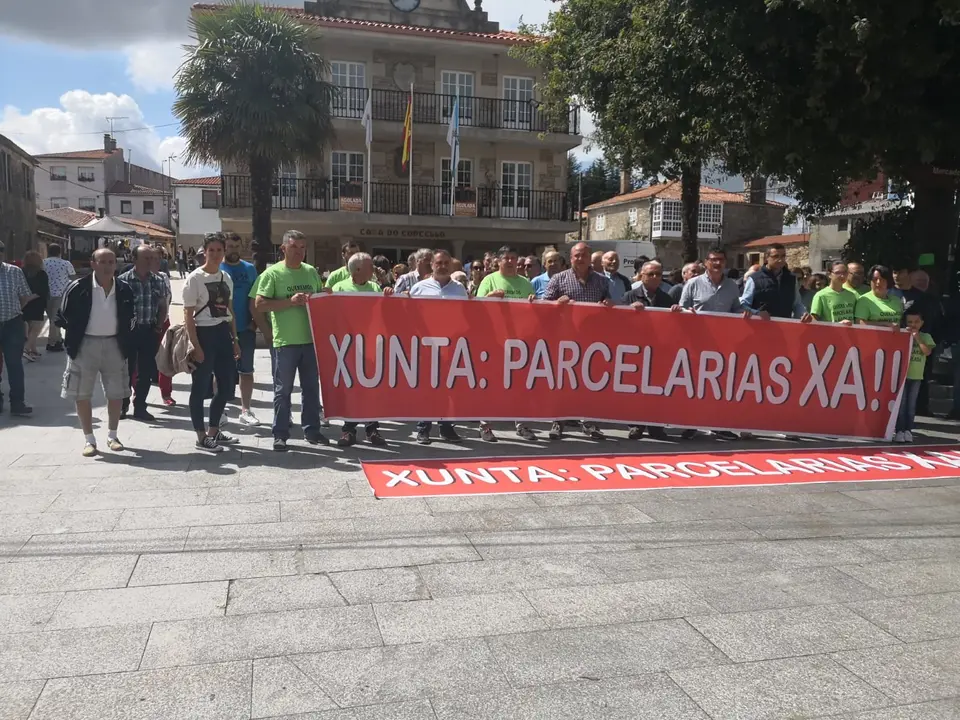 Unha das concentraci&oacute;ns que a da Asociaci&oacute;n "Queremos Parcelarias en Agolada&rdquo; celebrou ante o edificio do Concello (Asociaci&oacute;n Queremos Parcelaria)
