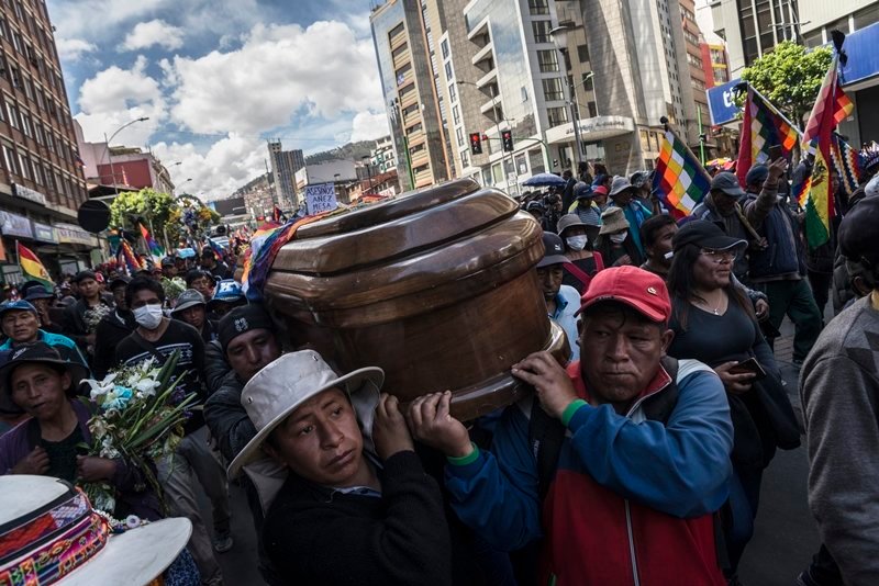 EuropaPress_2505006_21_November_2019_Bolivia_La_Paz_Supporters_of_the_resigned_Bolivian_President_Evo_Morales_carry_a_coffin_with_the_remains_of_a_victim_of_the_recent_violent_clashes_and_demand_the_end_of_the_current