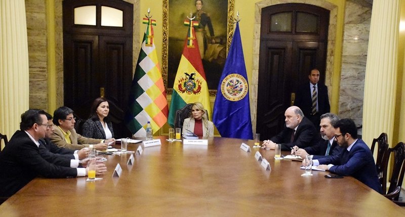 EuropaPress_2502004_19_November_2019_Bolivia_La_Paz_Bolivian_interim_President_Jeanine_Anez__attends_a_meeting_with_representatives_of_the_United_Nations_Organization_(OAS)_at_the_Government_Palace_Photo_-_ABI_dpa_ONL