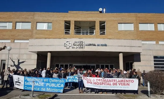 Manifestaci&oacute;n contra o desmantelamento de servizos no Hospital de Ver&iacute;n en 2018 (Plataforma na Defensa da Sanidade P&uacute;blica-Monterrei)