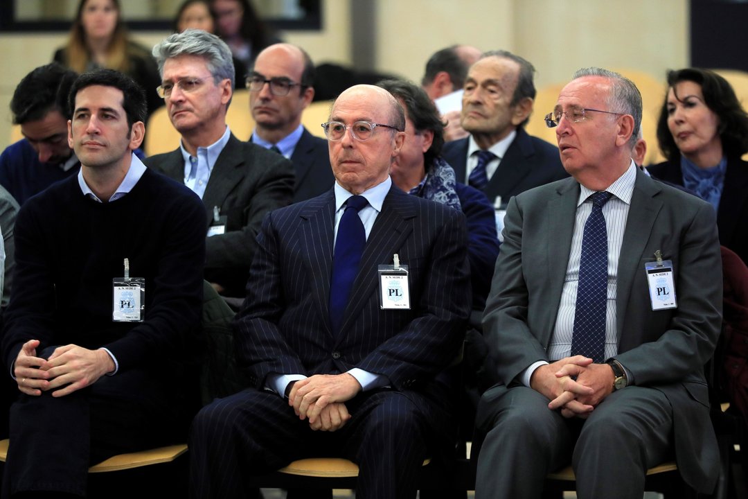O antigo presidente do grupo Pescanova, Manuel Fernández de Sousa, á dereita no banco de acusados xunto aos máximos responsábeis da empresa entre 2009 e 2013 (Imaxe: Europa Press)