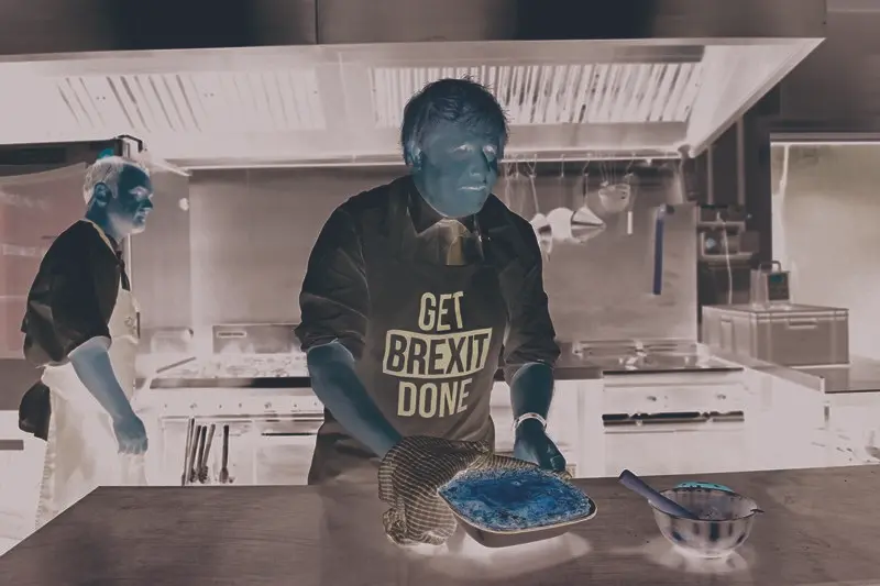 11 December 2019, England, Derby: UK&nbsp;Prime Minister Boris Johnson (R) holds a freshly bakes pie during a visit to the Red Olive caterer as part of his campaign ahead of UK General Election which will be held on 12 December 2019. Photo: Stefan Rousseau/PA Wire/dpa
ONLY FOR USE IN SPAIN

11 December 2019, England, Derby: UK&nbsp;Prime Minister Boris Johnson (R) holds a freshly bakes pie during a visit to the Red Olive caterer as part of his campaign ahead of UK General Election which will be held on 12 December 2019. Photo: Stefan Rousseau/PA Wire/dpa

12/11/2019 ONLY FOR USE IN SPAIN