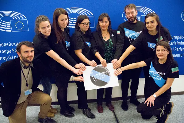As enfermeiras eventuais en loita xunto a Ana Miranda no Parlamento europeo (Imaxe: BNG)