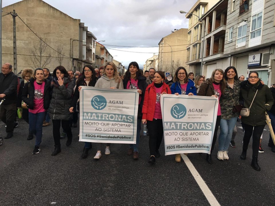 Matronas galegas co cartel da Asociación Galega de Matronas na manifestación contra o peche do paridoiro en Verín (Imaxe: Asociación Galega de Matronas)