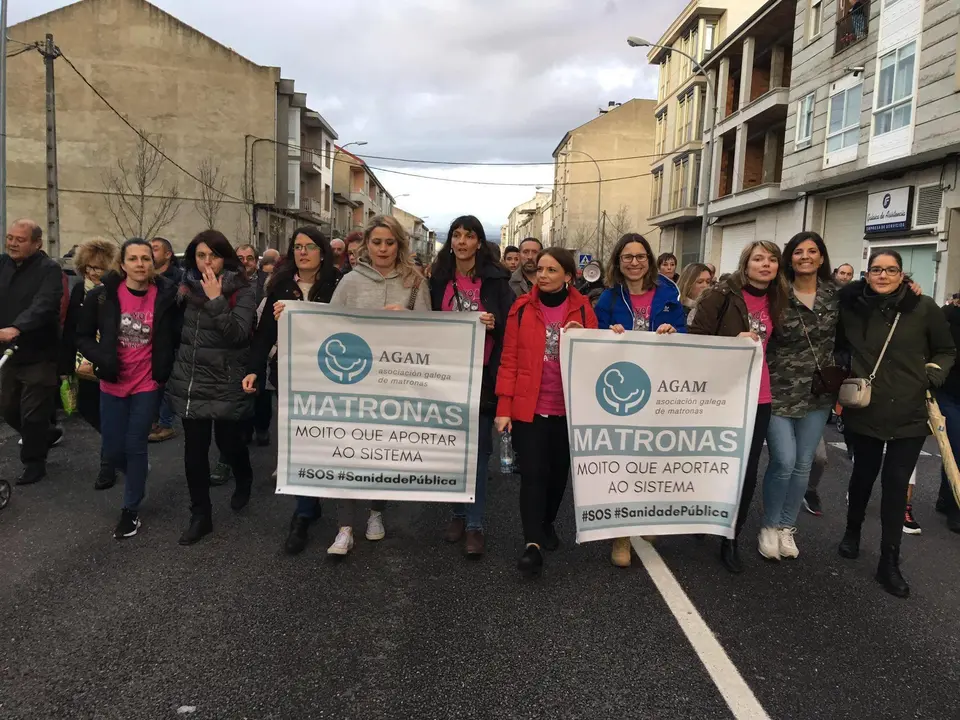 Matronas galegas co cartel da Asociaci&oacute;n Galega de Matronas na manifestaci&oacute;n contra o peche do paridoiro en Ver&iacute;n (Imaxe: Asociaci&oacute;n Galega de Matronas)