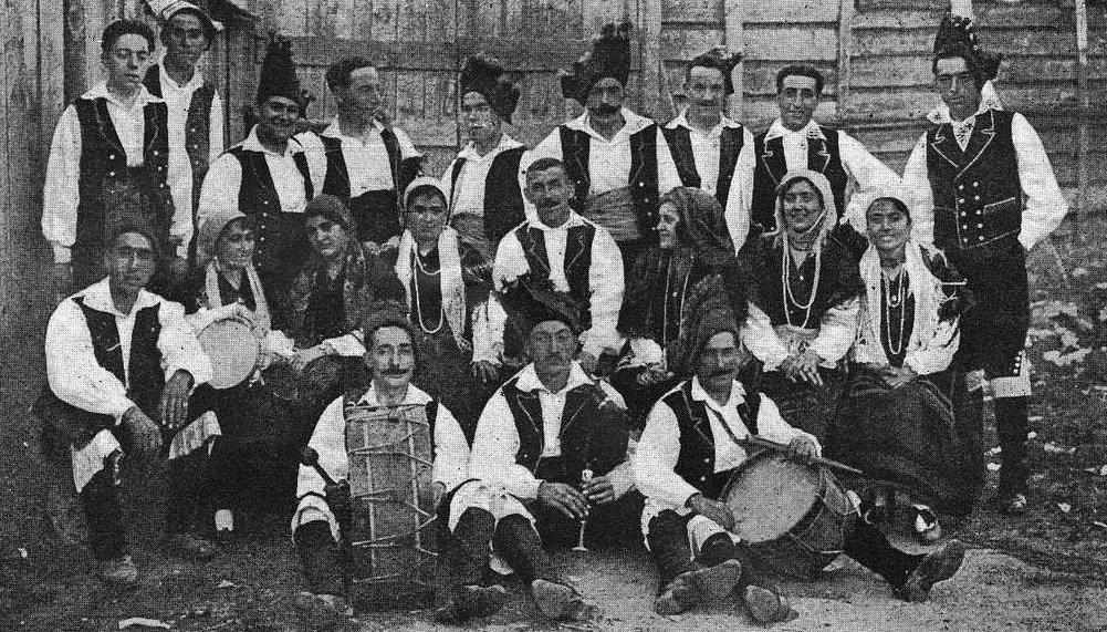 Xavier Soto, de pé, primeiro pola dereita, canda outros compañeiros do orfeón da Agrupación Artística de Vigo.