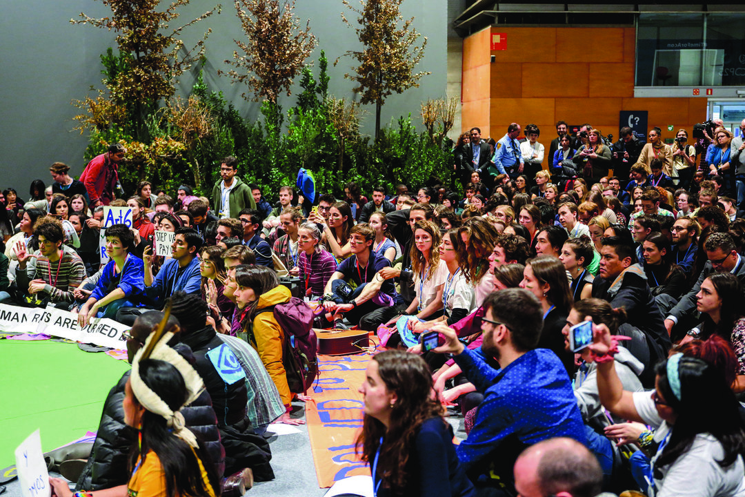 Jóvenes del movimiento Fridays for Future realizan una sentada en el pabellón 4 en protesta por los resultados "insuficientes" logrados en la Cumbre del Clima (COP25) que se celebra hasta hoy en Ifema, Madrid (España), a 13 de diciembre de 2019.

13 diciembre 2019 COP25, Medioambiente, Políticas de medioambiente, Cumbre del Clima

12/13/2019