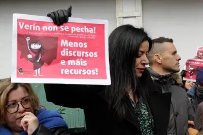 Concentraci&oacute;n ante o Parlamento da Galiza para protestar polo peche do servizo de partos do hospital de Ver&iacute;n (Imaxe: N&oacute;s Diario).