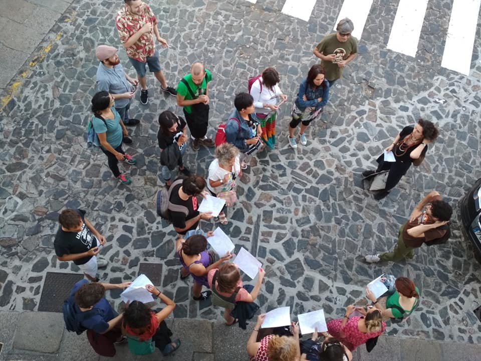 As arquitectas Hilda Cuba e Iago Lestegás organizaron un roteiro coa Gentalha do Pichel para amosar as pegadas do urbanismo en Compostela.(Imaxe: Gentalha do Pichel)