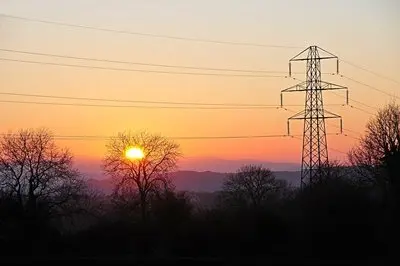 rede el&eacute;ctrica tensi&oacute;n