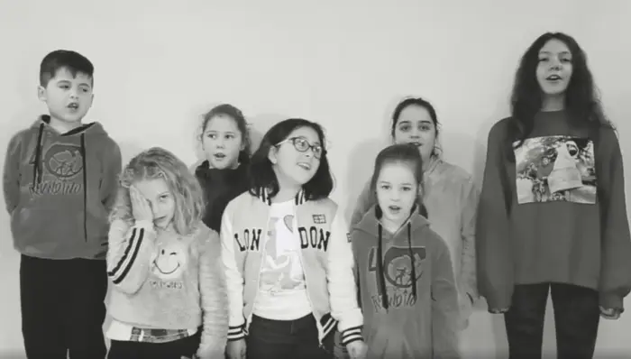 A rapazada de Ferrolterra, protagonistas dun v&iacute;deo no que reclaman pediatras para a comarca (Imaxe: Cedida)