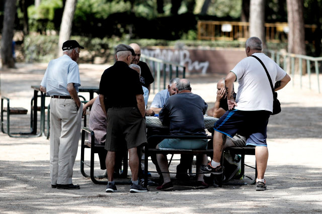 Pensionistas nun parque (Europa Press)