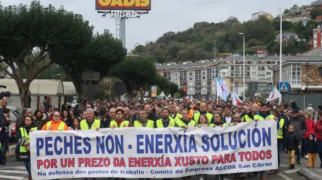 Manifestaci&oacute;n en Viveiro de apoio ao persoal de Alcoa San Cibrao (Europa Press)