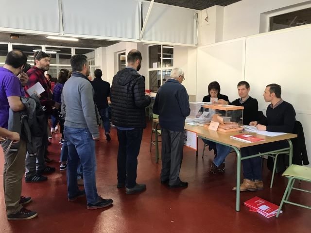 Votantes nun colexio de Compostela nas últimas eleccións xerais de 2019 (Europa Press)